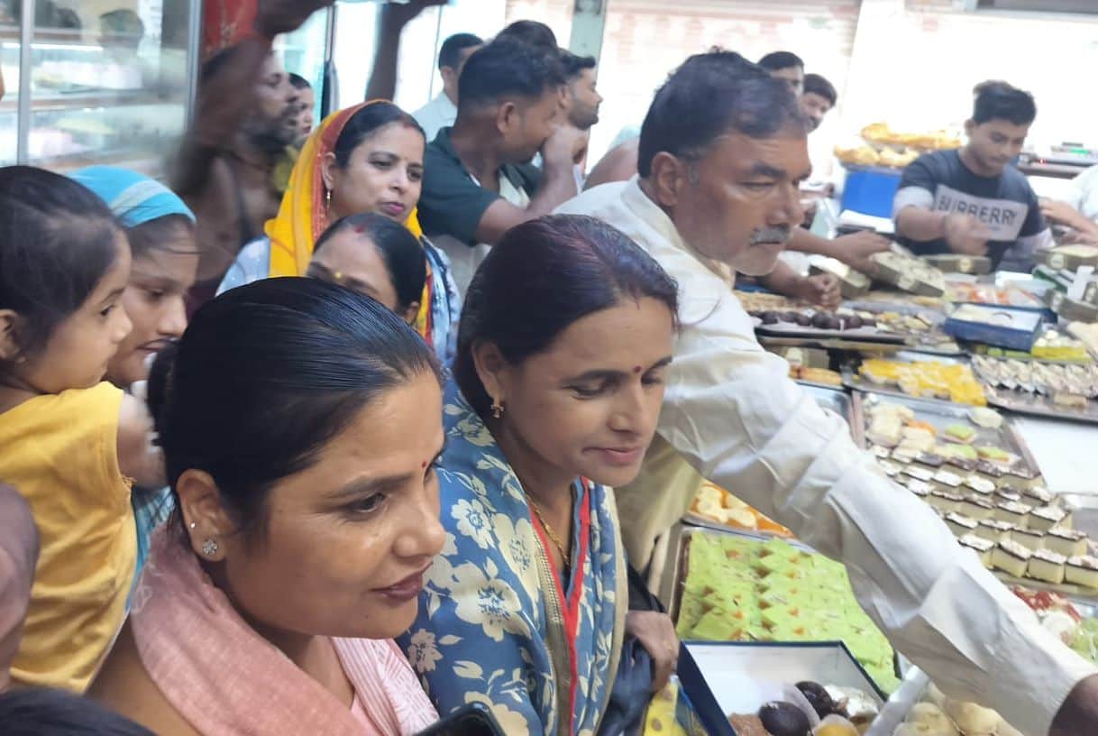 शहर में मिठाई की दुकान पर खरीदारी करती महिलाएं। संवाद