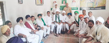शहीद चौक निर्माण को लेकर बैठक करते किसान नेता। संवाद