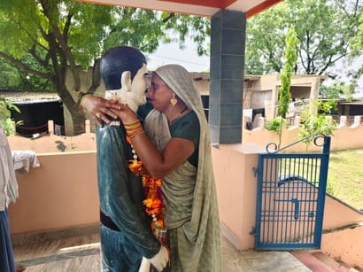 Beermati tied a *rakhi* on the martyr's statue, while Varsha performed *aarti* via mobile phone.