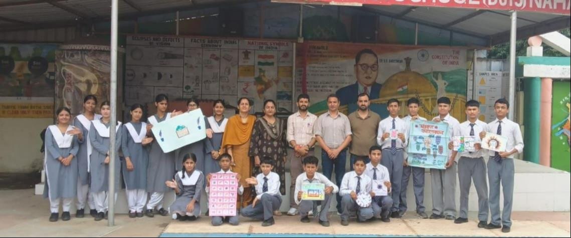 शमशेर स्कूल नाहन में संस्कृत सप्ताह पर आयोजित प्रतियोगिताओं के विजेता प्रतिभागी। संवाद