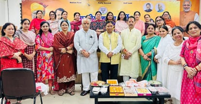 त्रिकुटानगर स्थित भाजपा कार्यालय पर रक्षाबंधन पर्व पर भाजपा पदाधिकारी और कार्यकर्ता। सौ. पार्