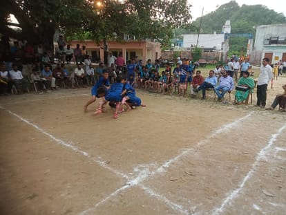 दबट स्कूल में आयोजित खेलकूद प्रतियोगिता में कबड्डी खेल में दमखम दिखाते हुए खिलाड़ी। स्रोत: संवा
