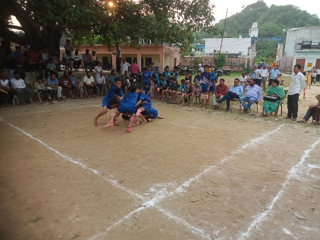 Nakaraana and Mazari advance to the next round in badminton.