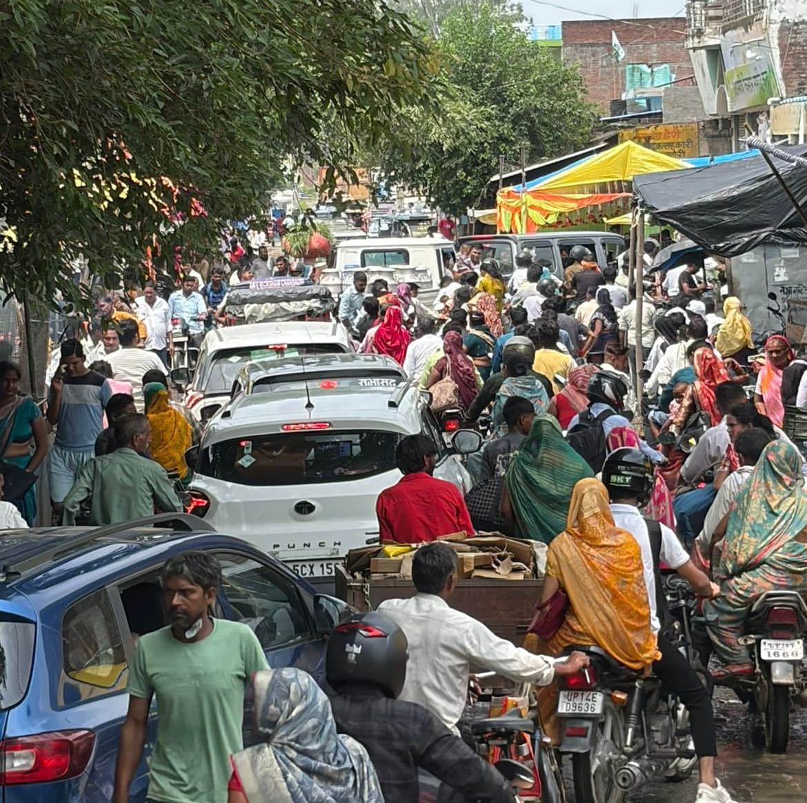 दबतोरी में रेलवे स्टेशन के पास शाहबाद रामपुर रोड को जोड़ने वाले मार्ग पर भीषण जाम। संवाद