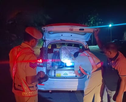 वाहनों की जांच करते पुलिसकर्मी। 