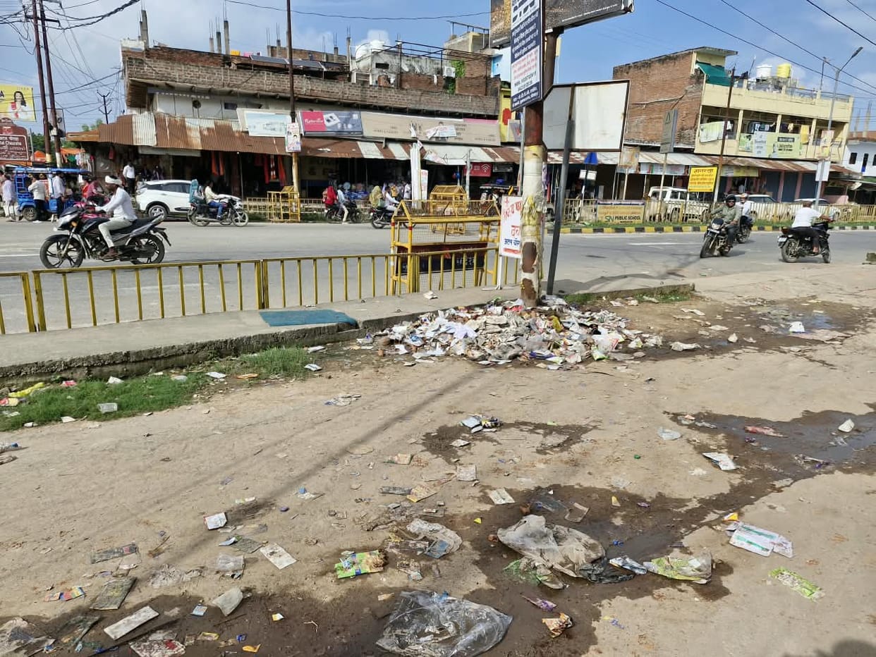 Garbage pile at Atal Chowk on Raksha Bandhan; foul smell troubles residents.