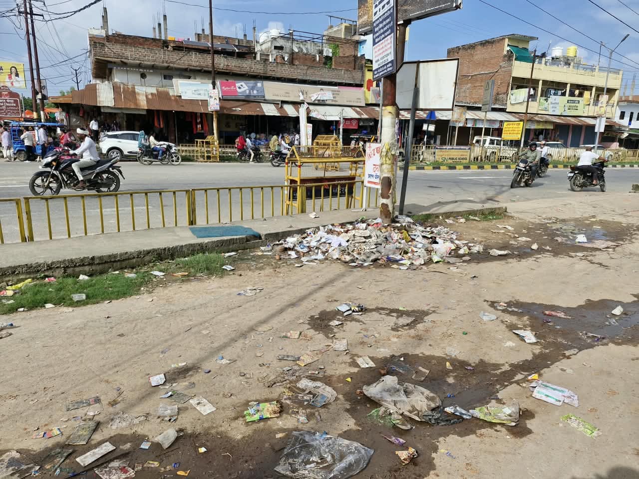 विंध्याचल अटल चौराहे पर रहा कूड़े का ढ़ेर, सोशल मीडिया