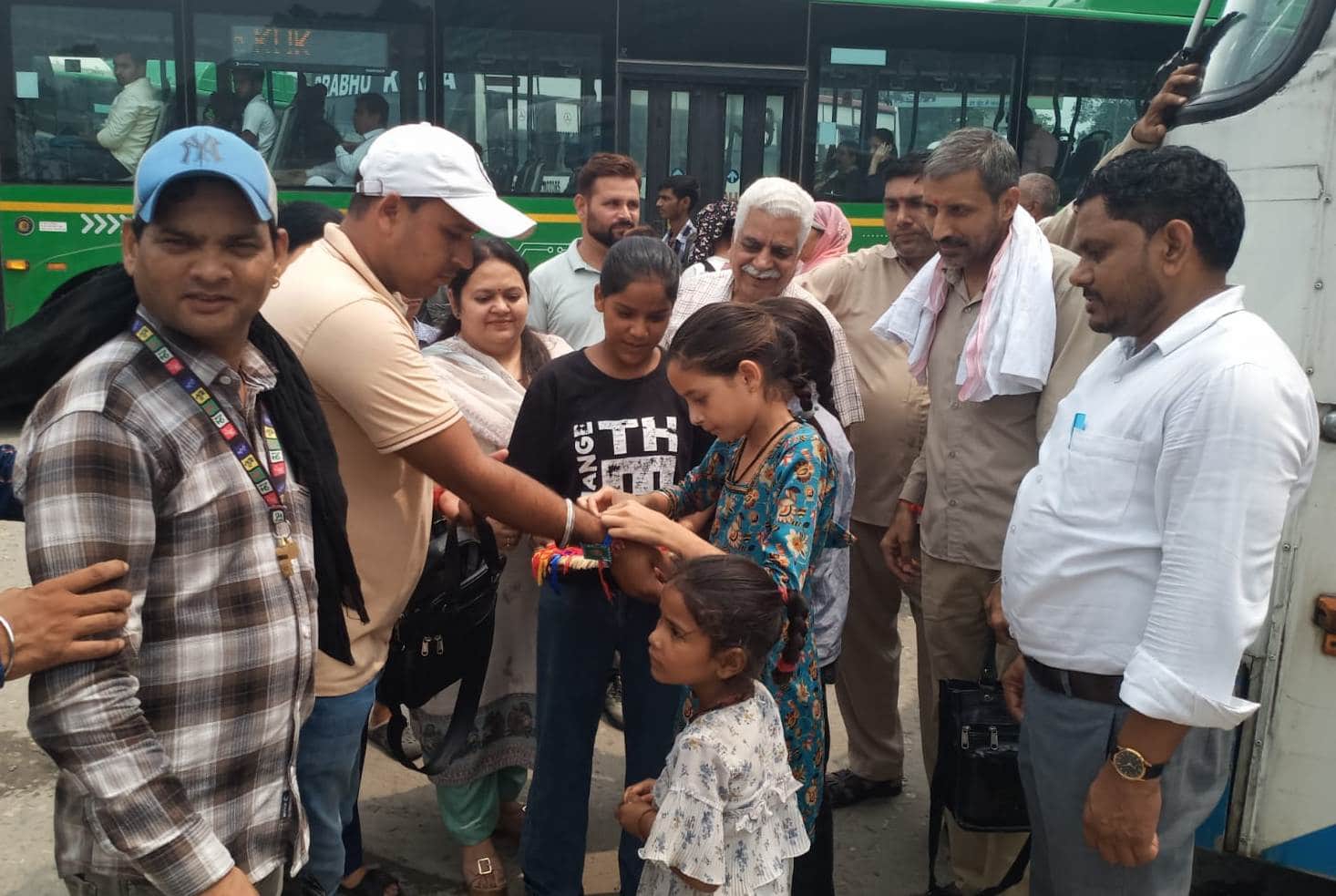 यमुनानगर बस अड्डे पर रोडवेज कर्मचारियों को राखी बांधते शेल्टर होम के बच्चे। संवाद
