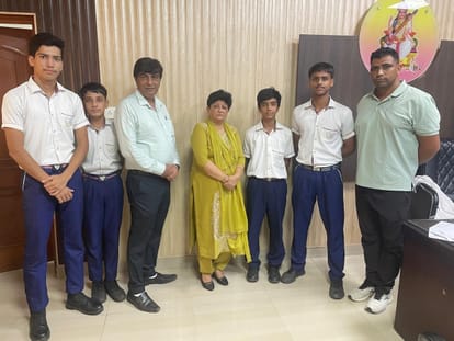 29जेएनडी08: स्कूल पहुंचने पर विजेता खिलाड़ियों का स्वागत करते हुए प्राचार्य। स्रोत: स्कूल
