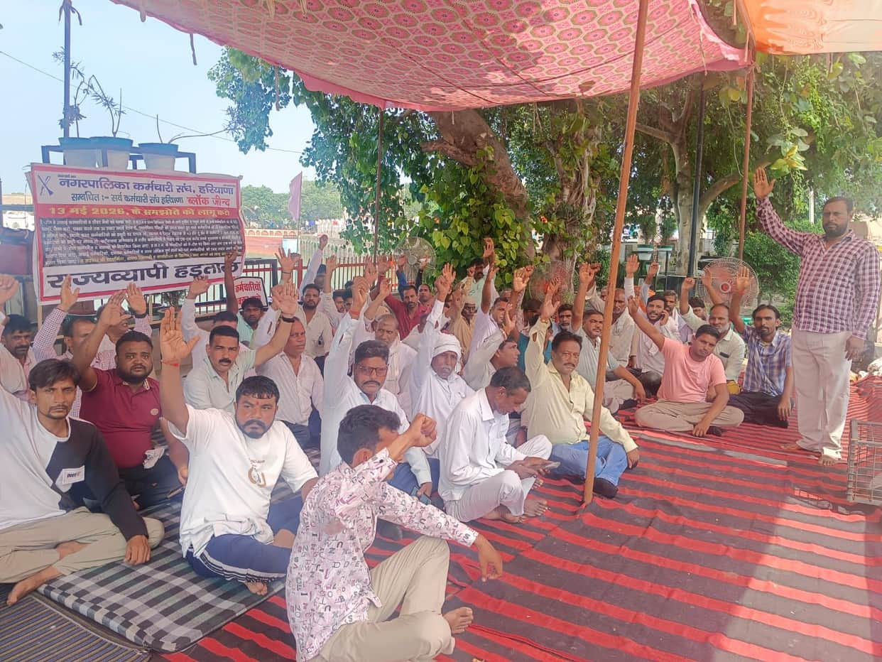 Garbage heaps are increasing again in the city, workers' protest continues at Rani Talab