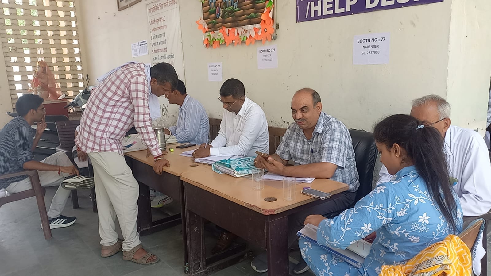 29jjrp11- शहीद रमेश कुमार राजकीय माडल संस्कृति स्कूल में मतदाताओं की सुनवाई करते बीएलओ। संवाद
