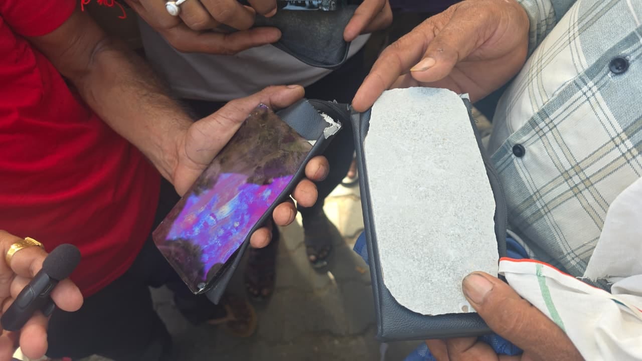 29jjrp16- झज्जर। मोबाइल फोन के नाम पर बेचे जा रहे कांच के का पत्थर व लकड़ी का टुकड़ा। संवाद