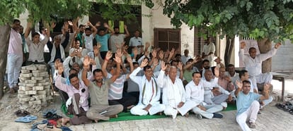 30 ढांड 01 जन स्वास्थ्य विभाग के खिलाफ सांकेतिक धरने पर बैठे चंदलाना के ग्रामीण।