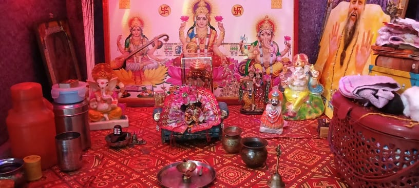 30 ढांड 02 घर के अंदर लड्डू गोपाल के लिए सजाया हुआ मंदिर।