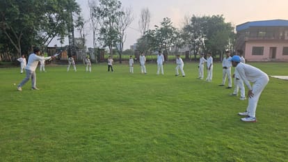 30jjrp05- झज्जर। क्रिकेट स्टेडियम में कैचिंग का अभ्यास करते खिलाड़ी। संवाद