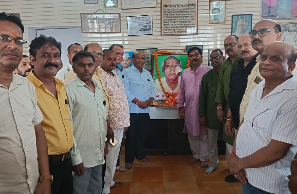 34- श्रद्धांजलि अर्पित करते हुए धर्मेंद्र प्रताप सिंह टिल्लू व अन्य-संवाद