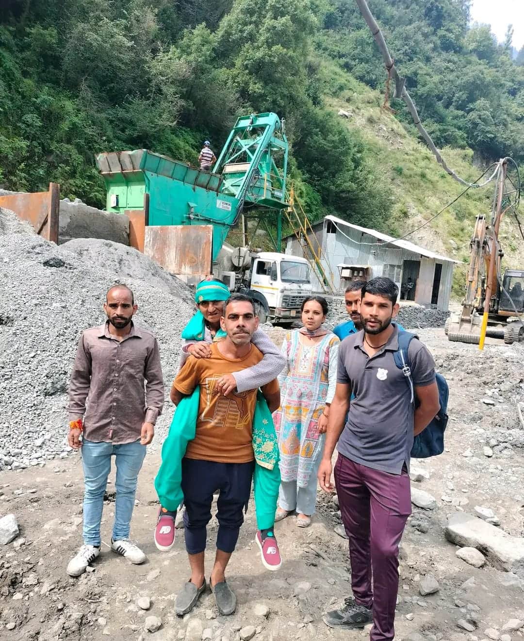 80 साल बाद भी चुराह के छह गांव सड़क से महरूम, मरीजों को पीठ पर ढोकर पांच किमी जंगल पार कराते है