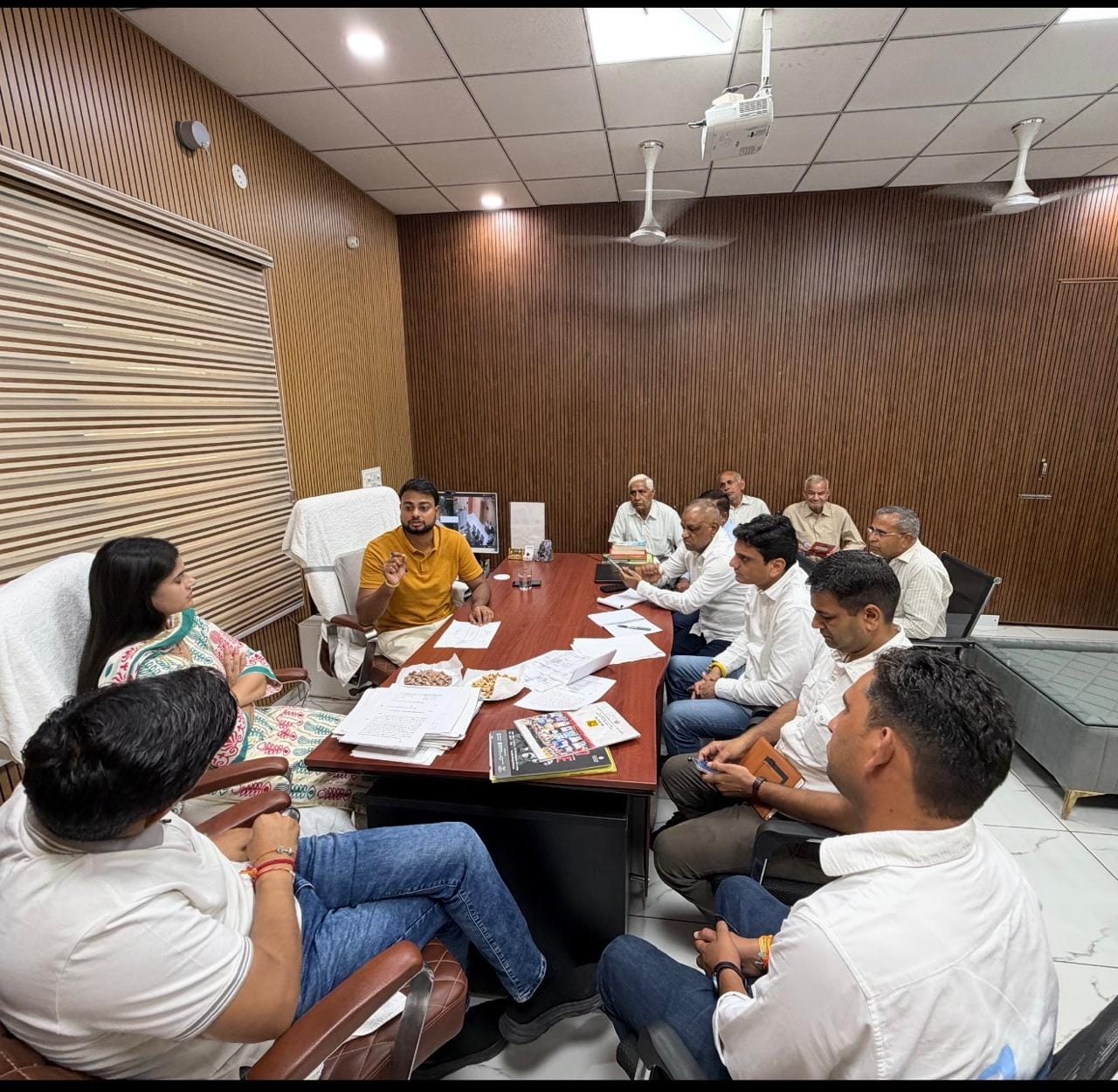 अधिकारियों के साथ बैठक में चर्चा करते मेयर कोमल सैनी और निगम आयुक्त डॉ. पंकज। स्रोत : सोशल मीड