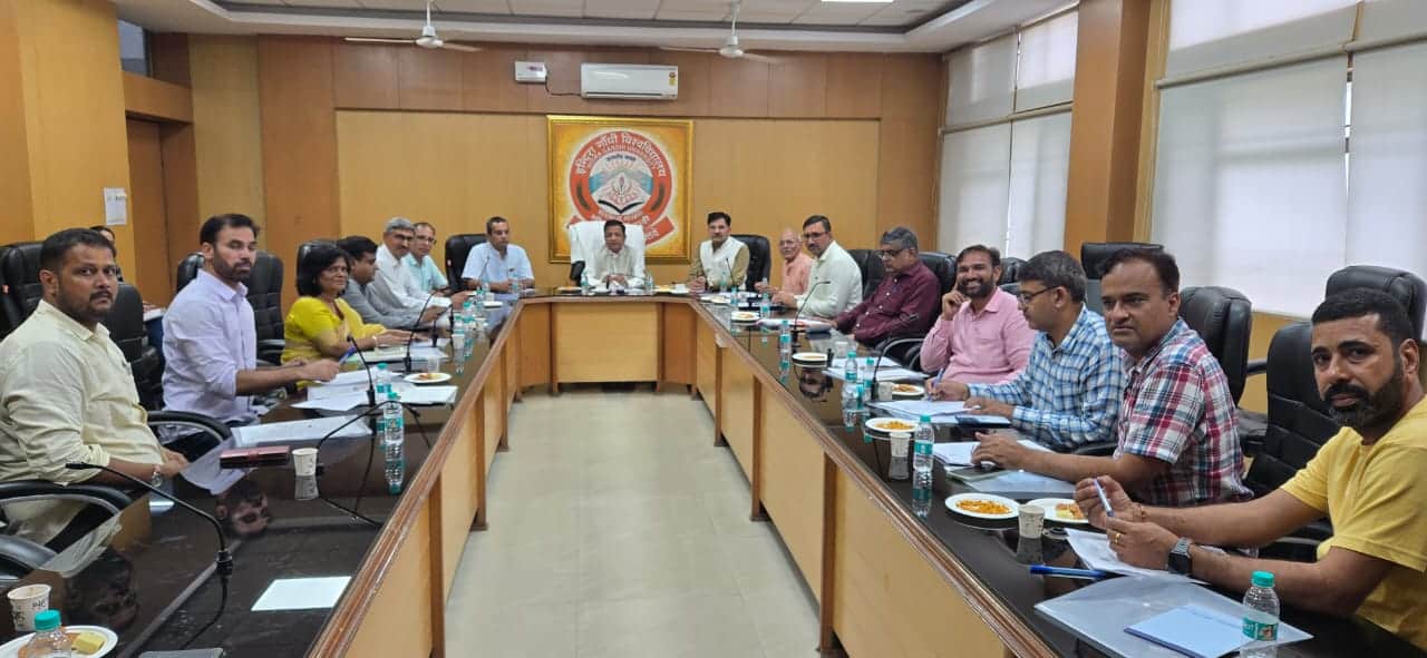 आईजीयू की खेल परिषद की बैठक लेते कुलपति प्रो. असीम मिगलानी। स्रोत : विवि