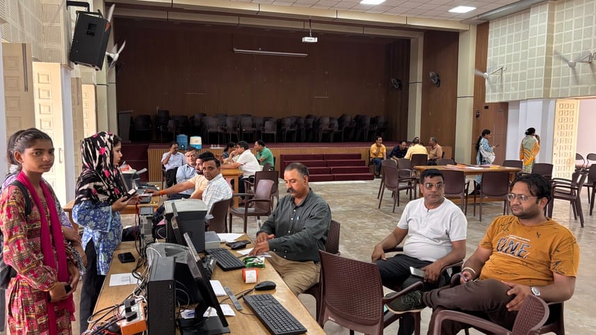 आरकेएसडी कालेज में प्रवेश लेने पहुंचे विद्यार्थी। कालेज