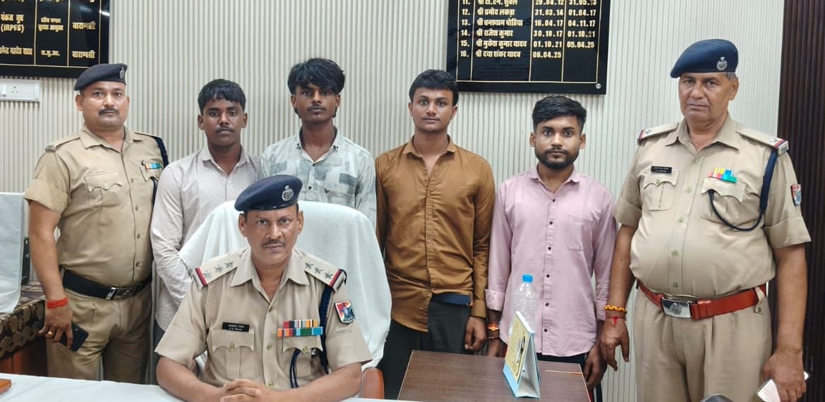 आरपीएफ की कस्टडी में ट्रेन पर पत्थरबाजी के आरोपी।स्रोत प्रशासन