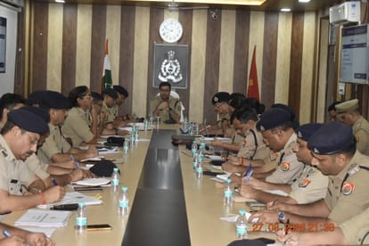 अफसरों के साथ समीक्षा बैठक करते पुलिस आयुक्त।