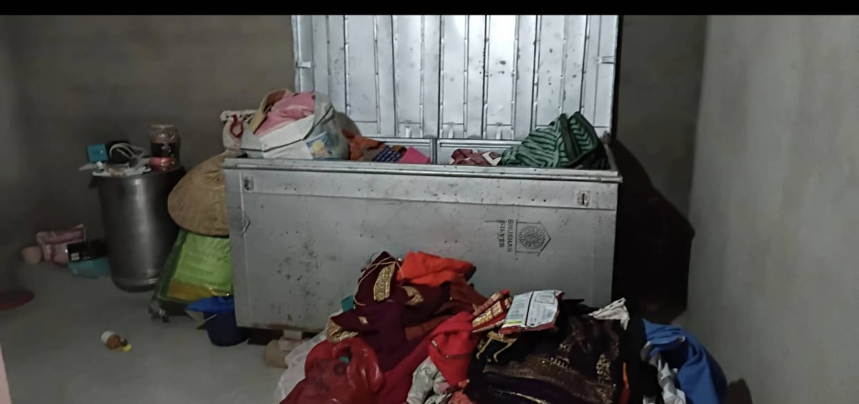 Lock of locked house broken; one lakh in cash and jewelry stolen.