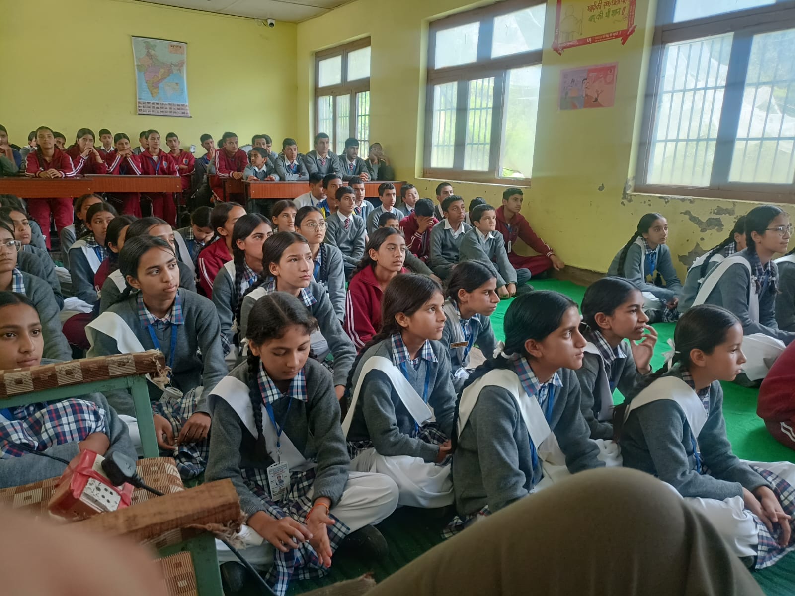 बिच्छेर स्कूल में आयोजित खेल दिवस में मौजूद विद्यार्थी।।स्त्रोत स्वयं