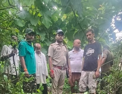 बग्गा चौवन गांव में घटनास्थल पर मौजूद वन कर्मी व ग्रामीण। स्रोत: ग्रामीण