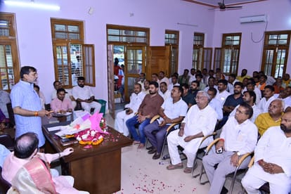 भाजपा कार्यालय पर बैठक को संबोधित करते भाजपा के क्षेत्रीय अध्यक्ष अवधेश द्विवेदी।
