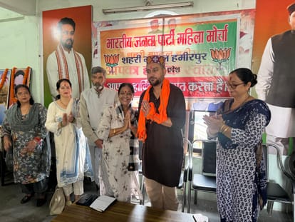 भाजपा महिला मोर्चा पदाधिकारी विधायक आशीष शर्मा को सम्मानित करती हुई। भाजपा।