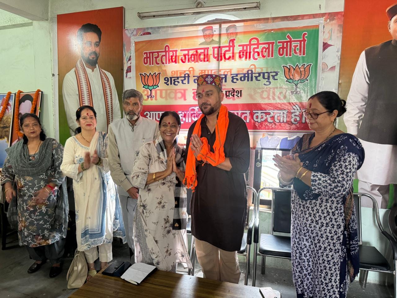 भाजपा महिला मोर्चा पदाधिकारी विधायक आशीष शर्मा को सम्मानित करती हुई। भाजपा।