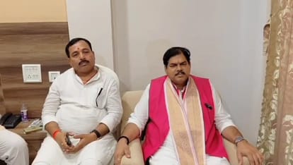 बिहार के शिक्षा मंत्री मिथलेश तिवारी जानकारी देते हुए