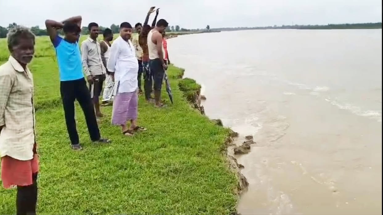 Flood threat looms over 200 homes due to erosion by the Rapti River