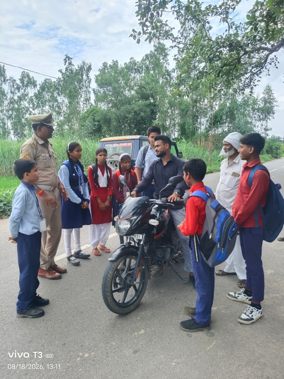 बिना हेलमेट के बाइक चालक को जागरुक करते टीएसआईफोटो स्रोत पुलिस