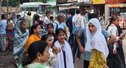 बस के इंतजार में खड़ी सवारियां। संवाद