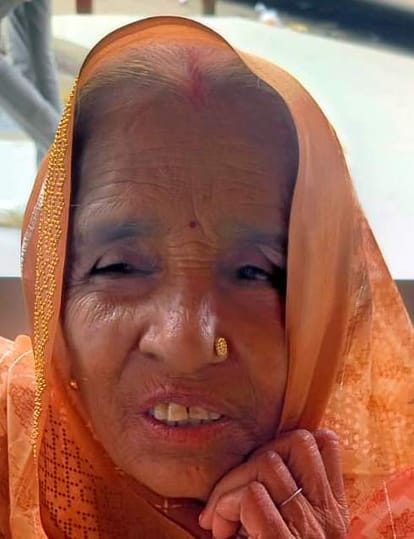 बस यात्री, नन्ही देवी।