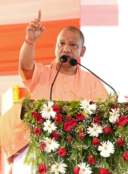 बांसडीह विधानसभा के गलाफरपुर आयोजित जनसभा को संबोधित करते मुख्यमंत्री योगी आदित्यनाथ। सूचना वि