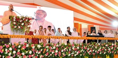 बांसडीह विधानसभा के गलाफरपुर में आयोजित सभा को संबोधित करते मुख्यमंत्री योगी आदित्यनाथ तथा मंच