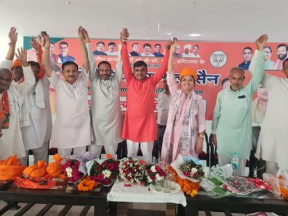 बैठक में मंच पर मौजूद नवनियुक्त प्रदेशाध्यक्ष व जिला के पदाधिकारी। विज्ञप्ति