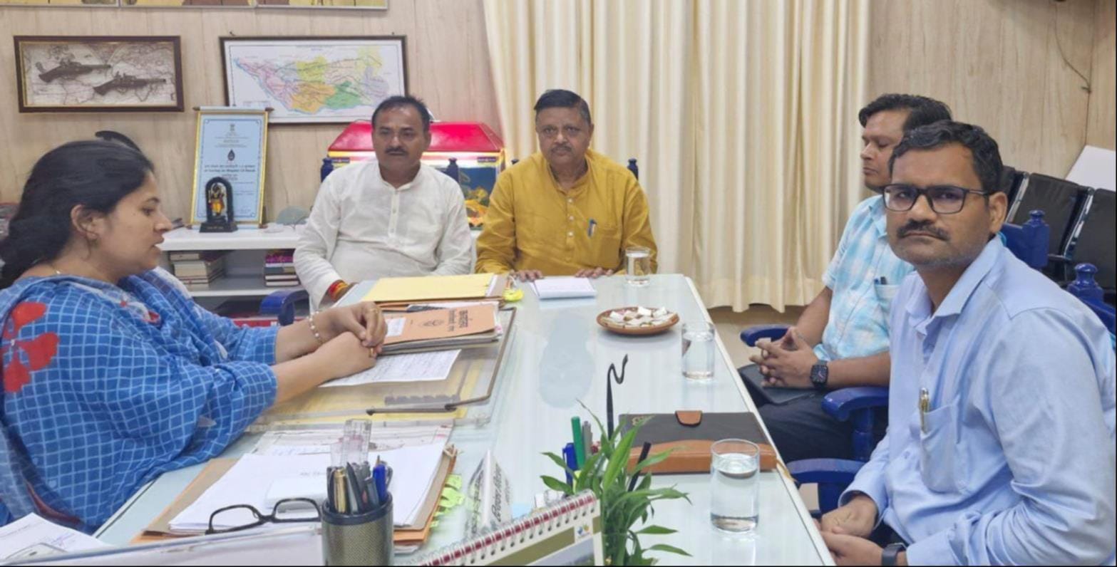 बैठक में मौजूद डीएम प्रियंका निरंजन, विधायक बावन सिंह व अन्य। स्रोत: सोशल मीडिया 