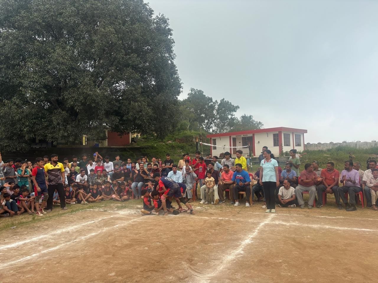 बंदला स्कूल में चल रही खेलकूद प्रतियोगिता में कबड्डी में दमखम दिखाते हुए खिलाड़ी।