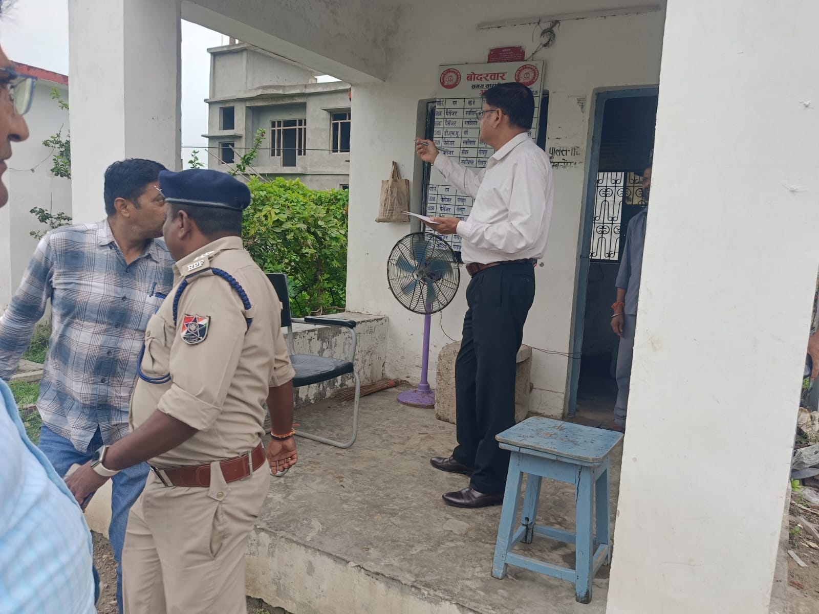बोदरवार में हुआ गेटमैन के हुए हमले की जांच करते असिस्टेंट कमांडेंट( सहायक सुरक्षा आयुक्त) आरपीए