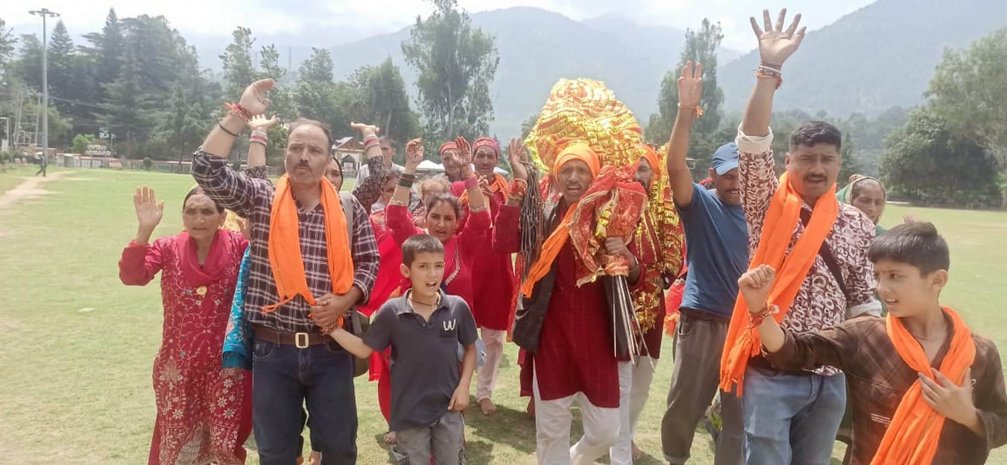 चंबा चौगान से मणिमहेश के रवाना होता सरथल भद्रवाह से आया श्रद्धालूओं का जत्था।संवाद