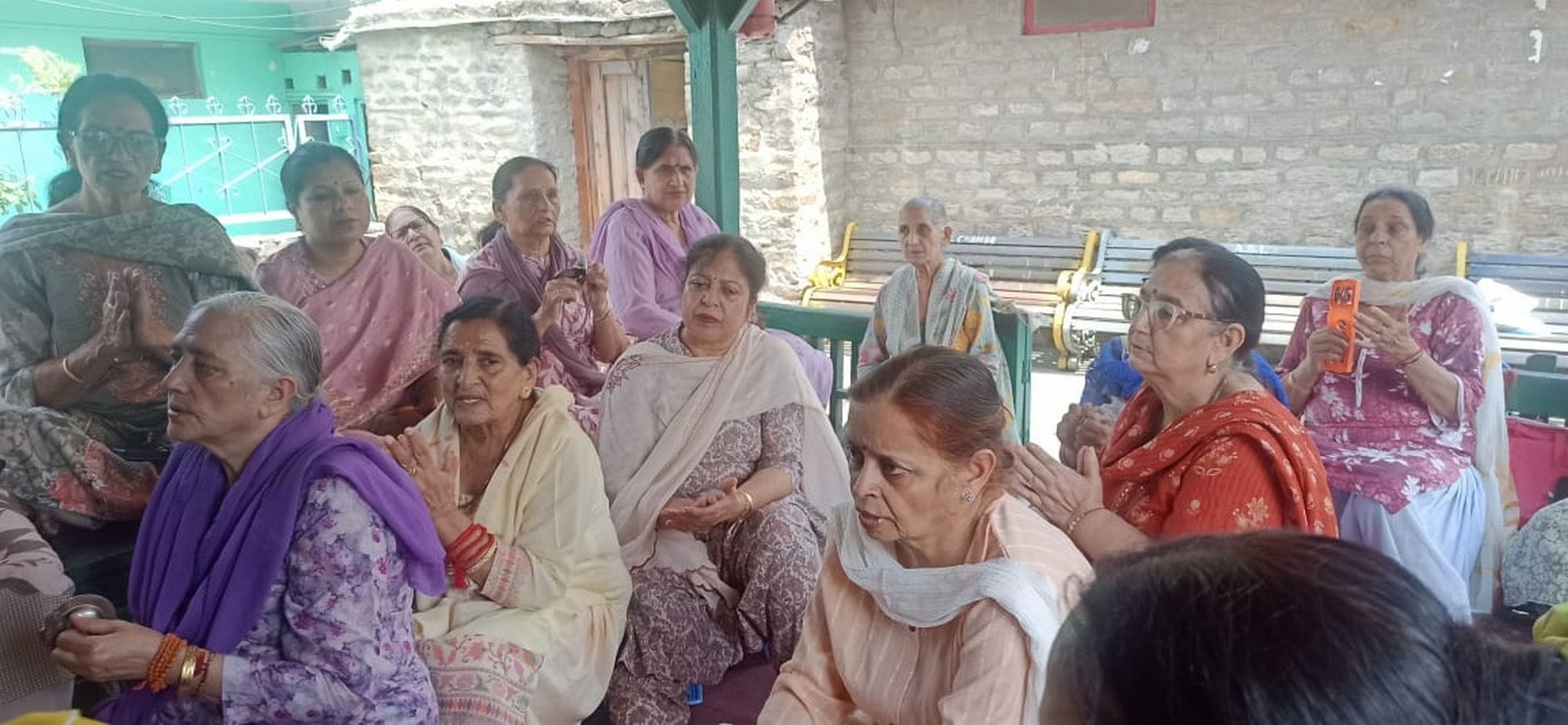 चंबा हरिराय मंदिर में भजन कीर्तन करती महिलाएं।संवाद