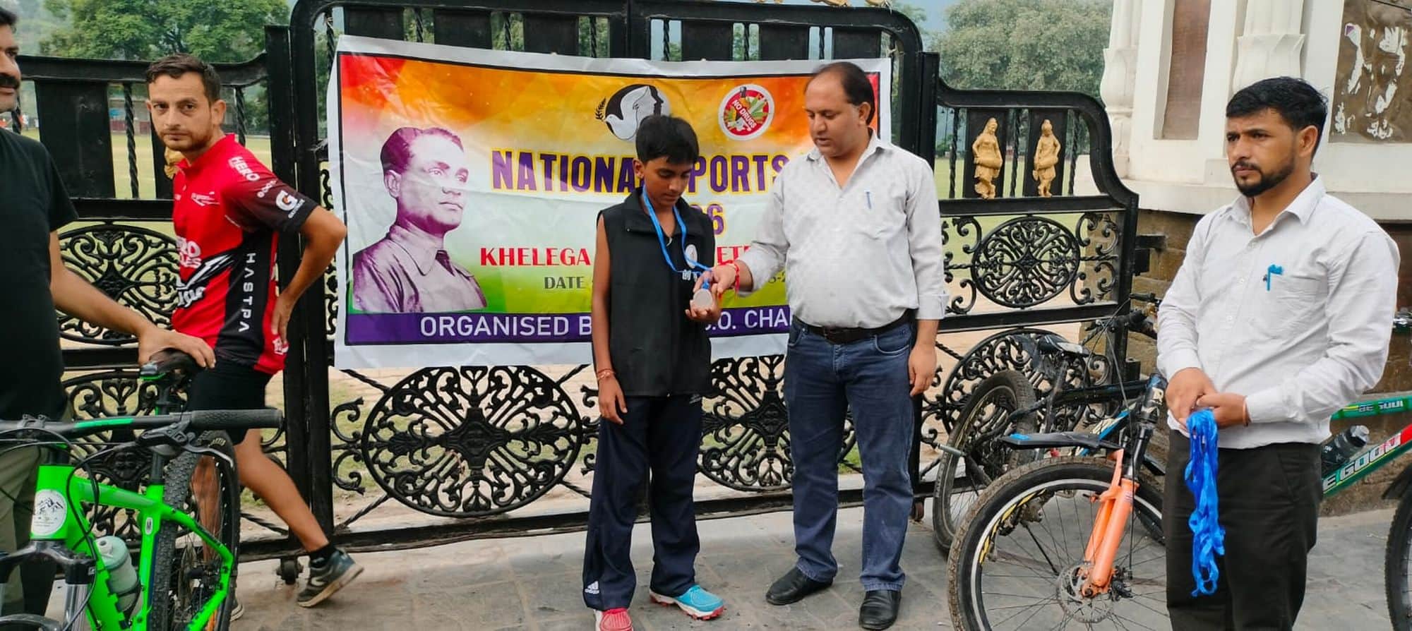 चंबा में खेल दिवस के उपलक्ष पर साइ्रकिल रैली के दौरान विजेता को मेडल पहना सम्मानिपत करते मुख्यत