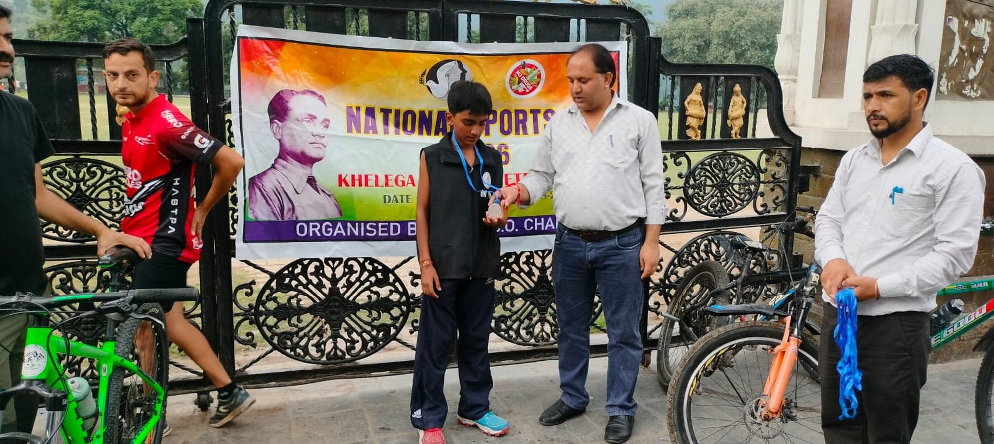 चंबा में खेल दिवस के उपलक्ष पर साइ्रकिल रैली के दौरान विजेता को मेडल पहना सम्मानिपत करते मुख्यत