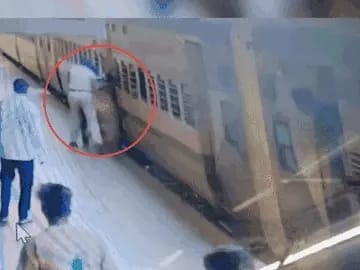 चलती ट्रेन में प्लेटफॉर्म और ट्रेन के बीच फंसी महिला