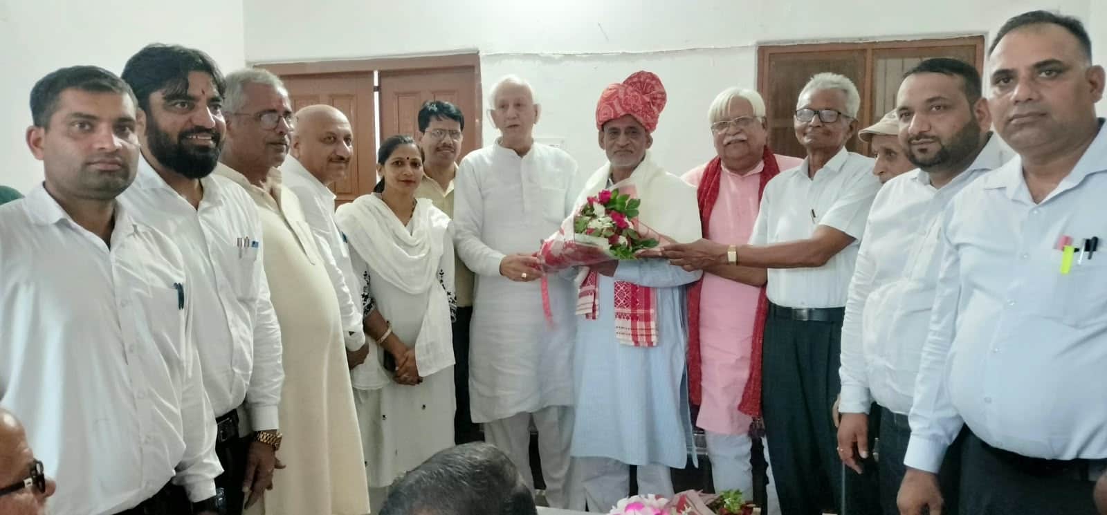 चेयरमैन रामकिशन शर्मा का नठेड़ा में स्वागत करते बाबू वीरकुमार यादव। स्रोत : ग्रामीण