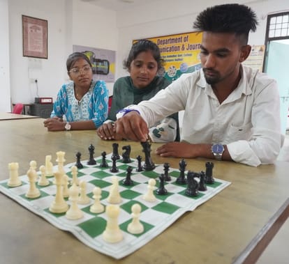 डा. अंबेडकर राजकीय महाविद्यालय में शतरंज खेलते विद्यार्थी। विज्ञप्ति